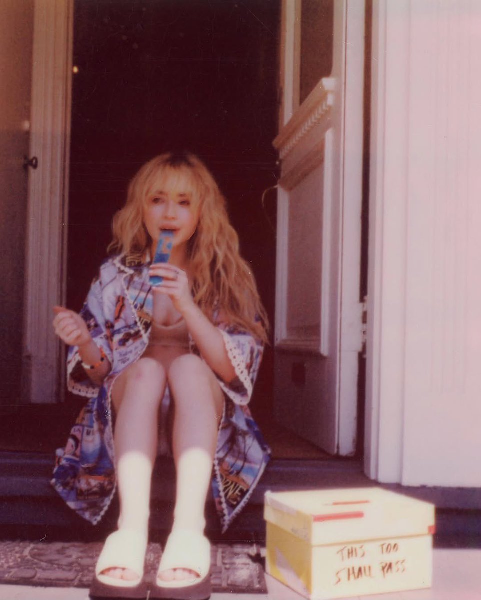 UpdatesBrinaBR's tweet image. Há 4 anos, Sabrina Carpenter lançava ‘Skinny Dipping’! 🤍
A canção foi o single principal de seu 5° álbum, ‘emails i can’t send’.