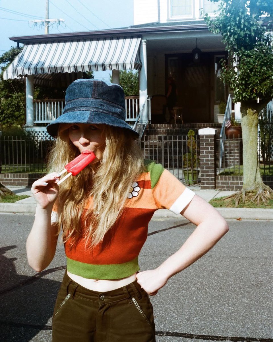 UpdatesBrinaBR's tweet image. Há 4 anos, Sabrina Carpenter lançava ‘Skinny Dipping’! 🤍
A canção foi o single principal de seu 5° álbum, ‘emails i can’t send’.