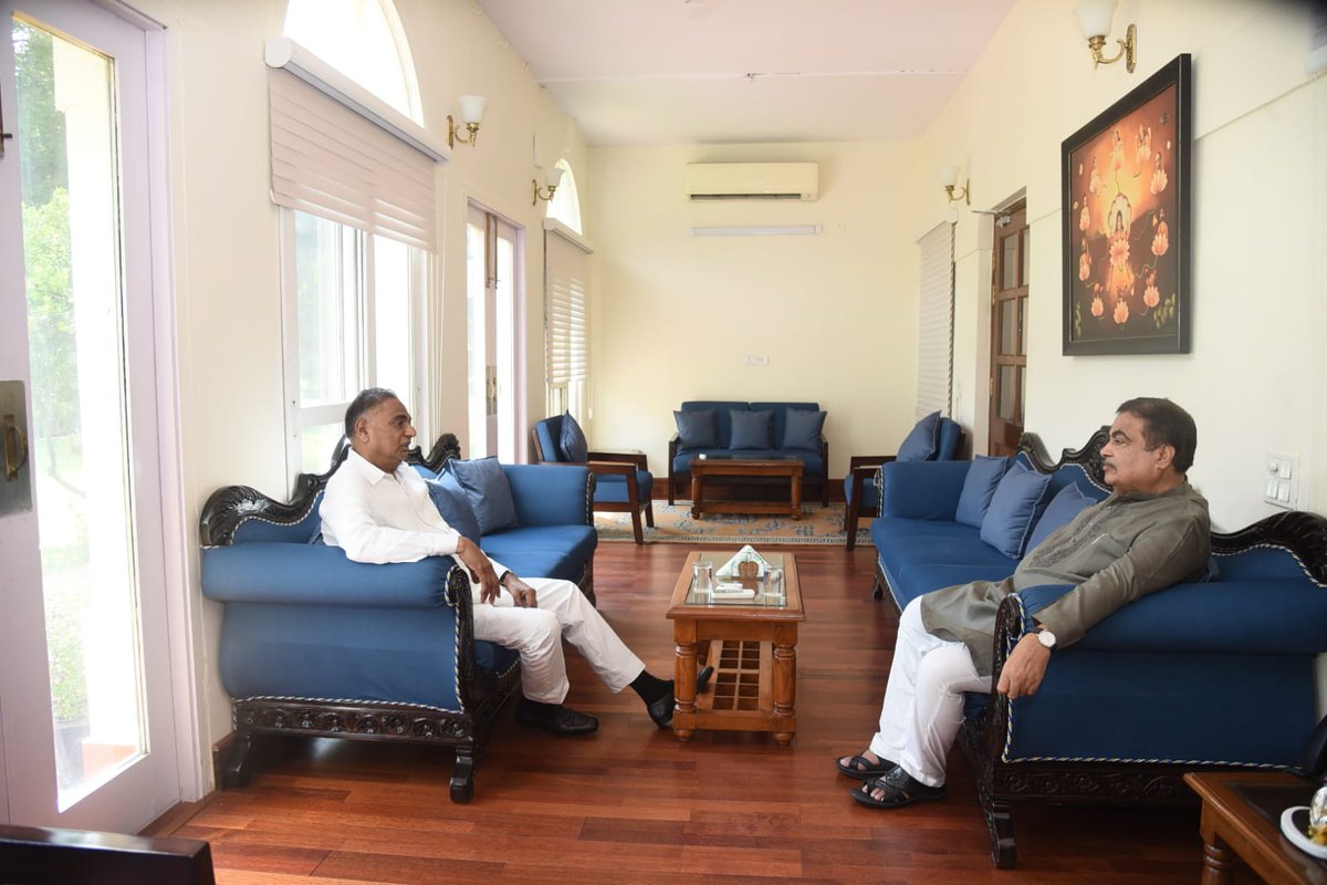 आज केंद्रीय सड़क परिवहन एवं राजमार्ग मंत्री माननीय श्री <a href="/nitin_gadkari/">Nitin Gadkari</a> जी से उनके निवास पर हुई भेंट। श्री गडकरी ने बदरपुर गांव से बदरपुर बॉर्डर तक मथुरा रोड पर 26 करोड़ रुपए की लागत से नाला बनाने की दी मंजूरी। केंद्रीय सड़क, परिवहन एवं राजमार्ग राज्य मंत्री माननीय श्री