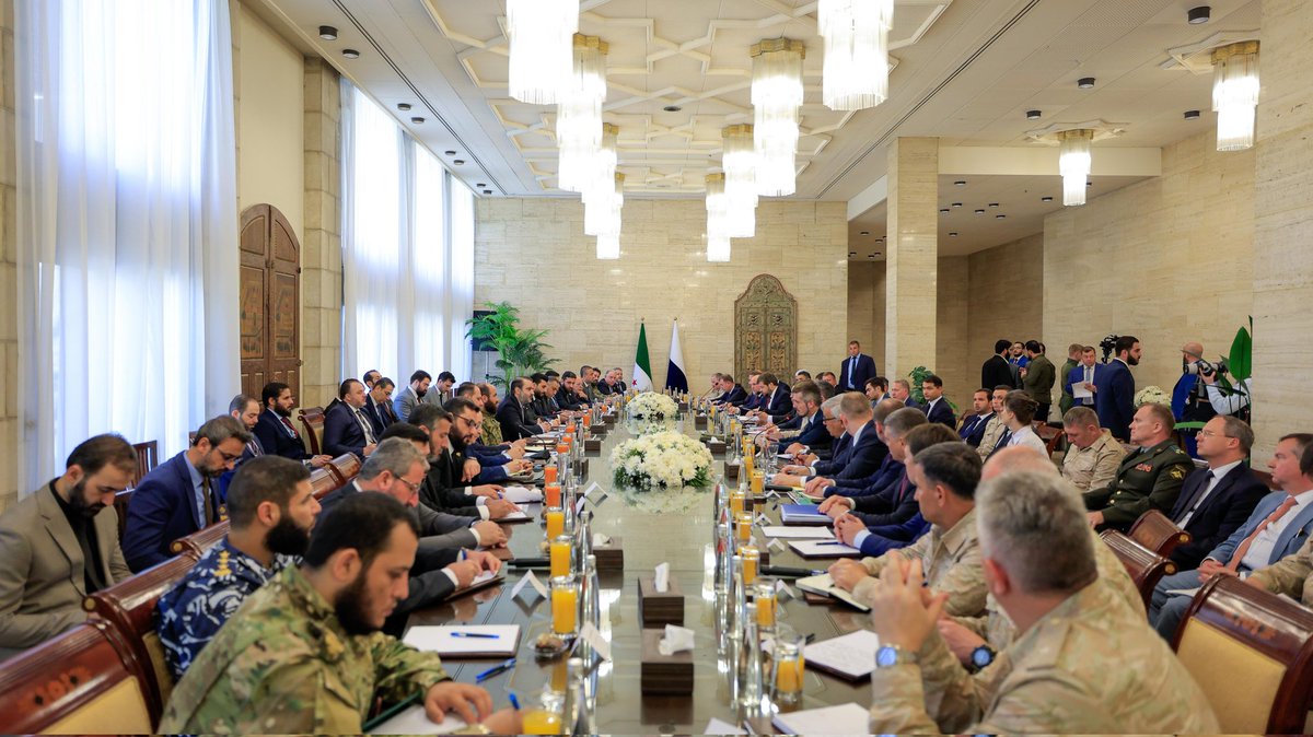 وزير الخارجية والمغتربين السيد أسعد حسن الشيباني يلتقي في دمشق وفدًا رسميًا رفيع المستوى يضمّ عددًا من كبار المسؤولين من روسيا الاتحادية برئاسة نائب رئيس الوزراء السيد ألكسندر نوفاك، وبمشاركة عدد من كبار المسؤولين السوريين في إطار تعزيز العلاقات الثنائية بين البلدين.