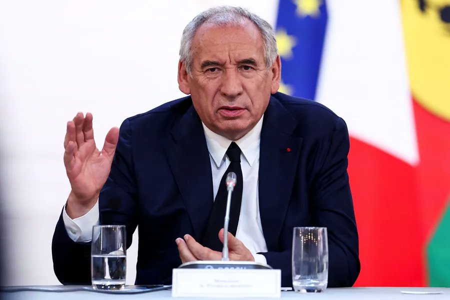 InformaCarve850's tweet photo. 🌍 El Parlamento de Francia destituyó al primer ministro François Bayrou

Escuchá la columna internacional de Anabella Aparicio (@anabelapa).

🔗https://t.co/ERKr5qPBjd https://t.co/Z8frKMPVuY