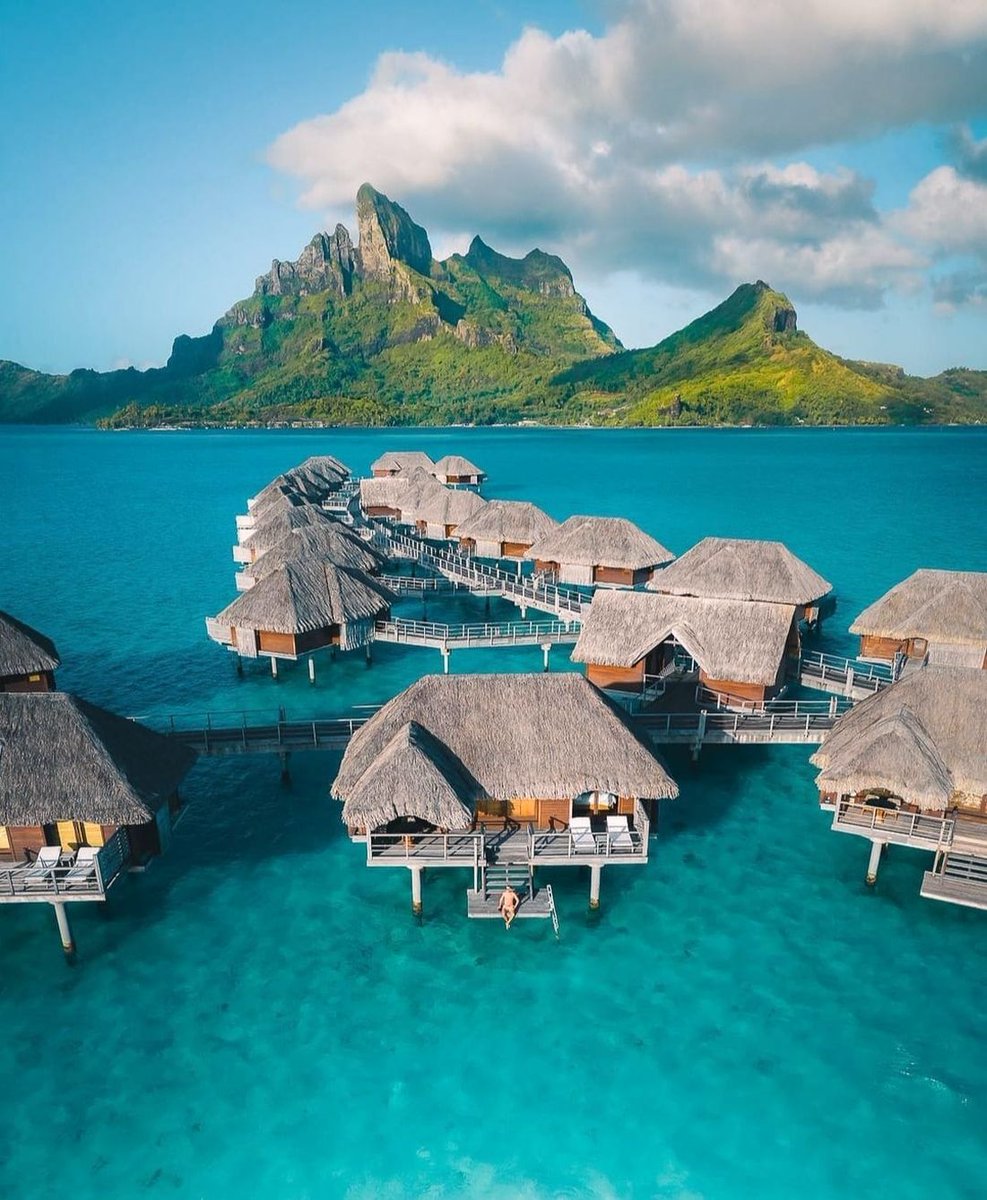 The overwater bungalow at the Four Seasons have a magnificent view on Mount Otemanu, at the center of Bora Bora