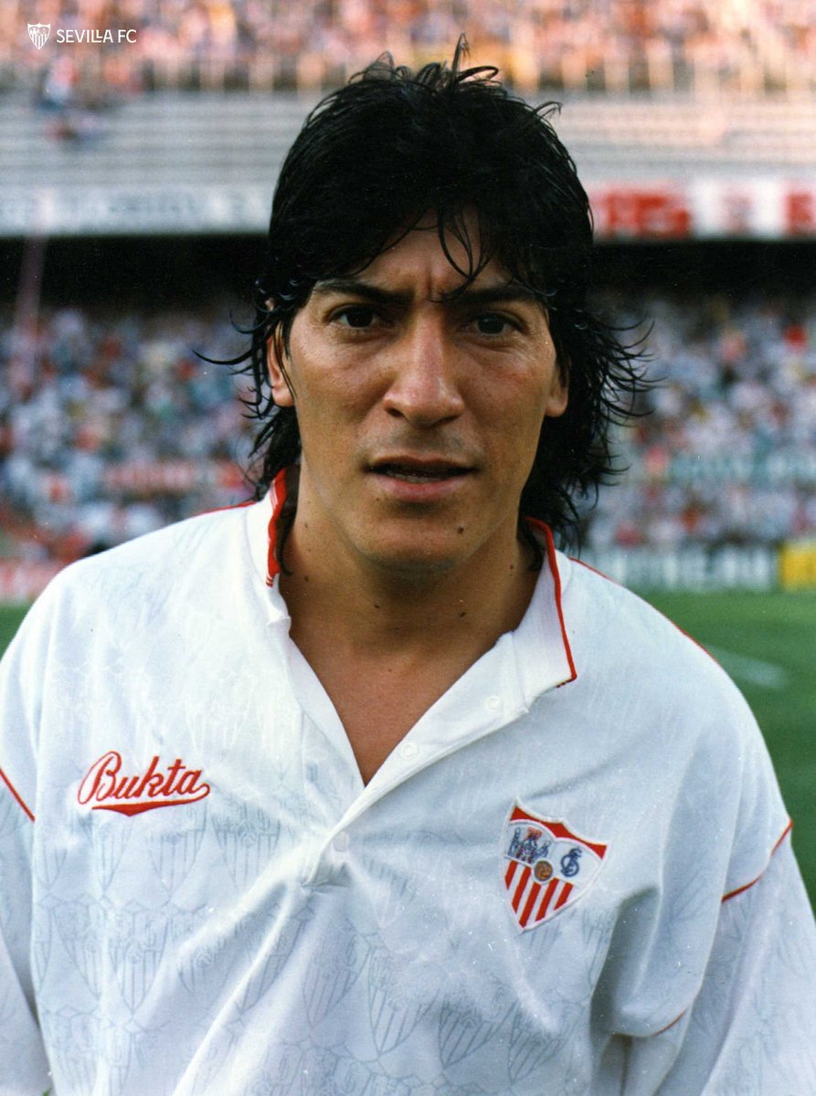 AHistoriaSFC's tweet photo. 📸 Iván Zamorano, primer jugador chileno del @SevillaFC.

#WeAreSevilla #NuncaTeRindas https://t.co/wR62UcQ898