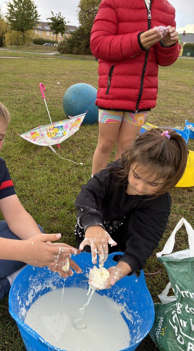 Play_Glos's tweet photo. We had a wet, windy and messy return to #BishopsCleeve last night! Lots of bubbles, experimenting with cornflour and other ingredients 🧪🧼 

We also enjoyed games of man hunt, cricket and football 🏃🏿‍♀️🏃‍♂️🏃🏾 

Thanks to @HaSovereign for funding our community play sessions

#ChildLed https://t.co/2777HiysUj