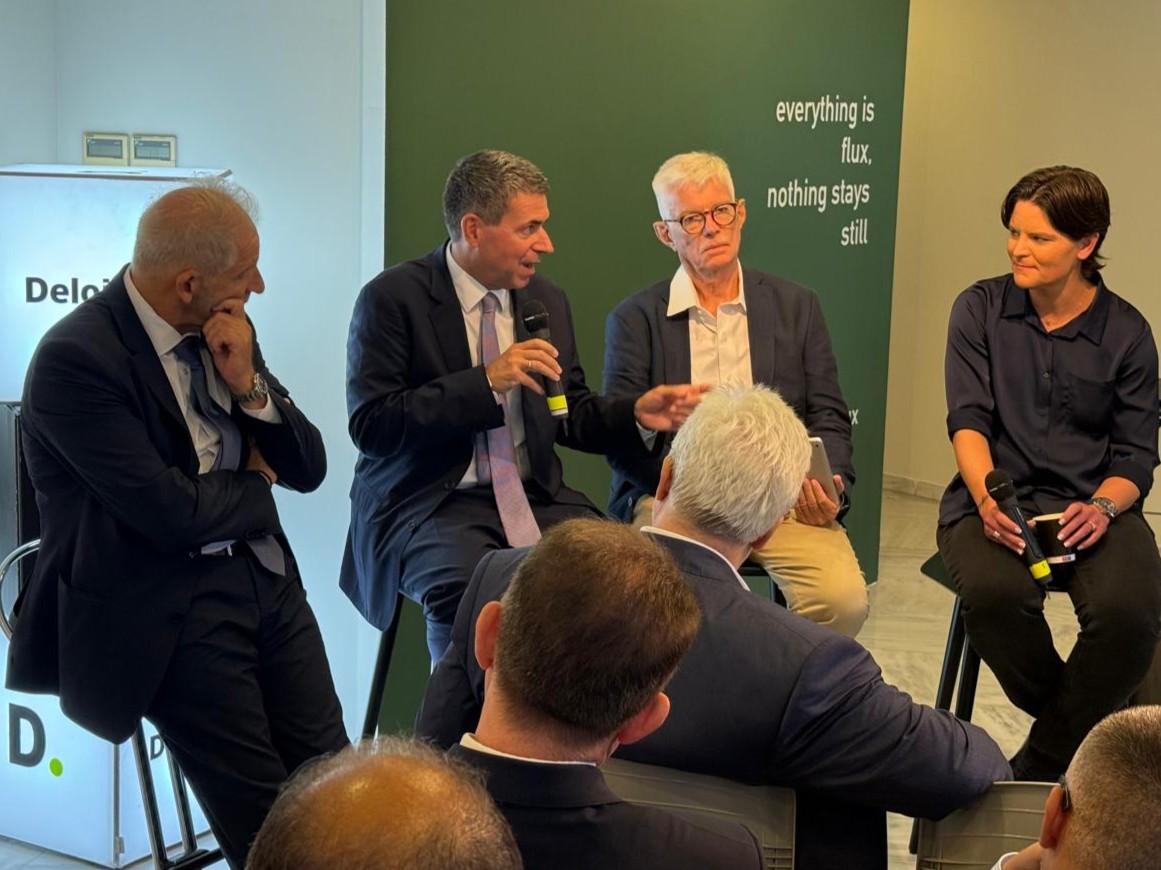 DimosthenisAnag's tweet image. Η Ελλάδα βρίσκεται σε ισχυρή γεωπολιτική θέση για την ανάπτυξη υποδομών #data_center, cloud και τεχνητής νοημοσύνης. Αυτό ήδη αποδεικνύεται από τις σημαντικές επενδύσεις hyperscalers στη χώρα μας, που επιτυγχάνονται λόγω της στρατηγικής της Κυβέρνησης. 

Η #AI δίνει τη δυνατότητα…