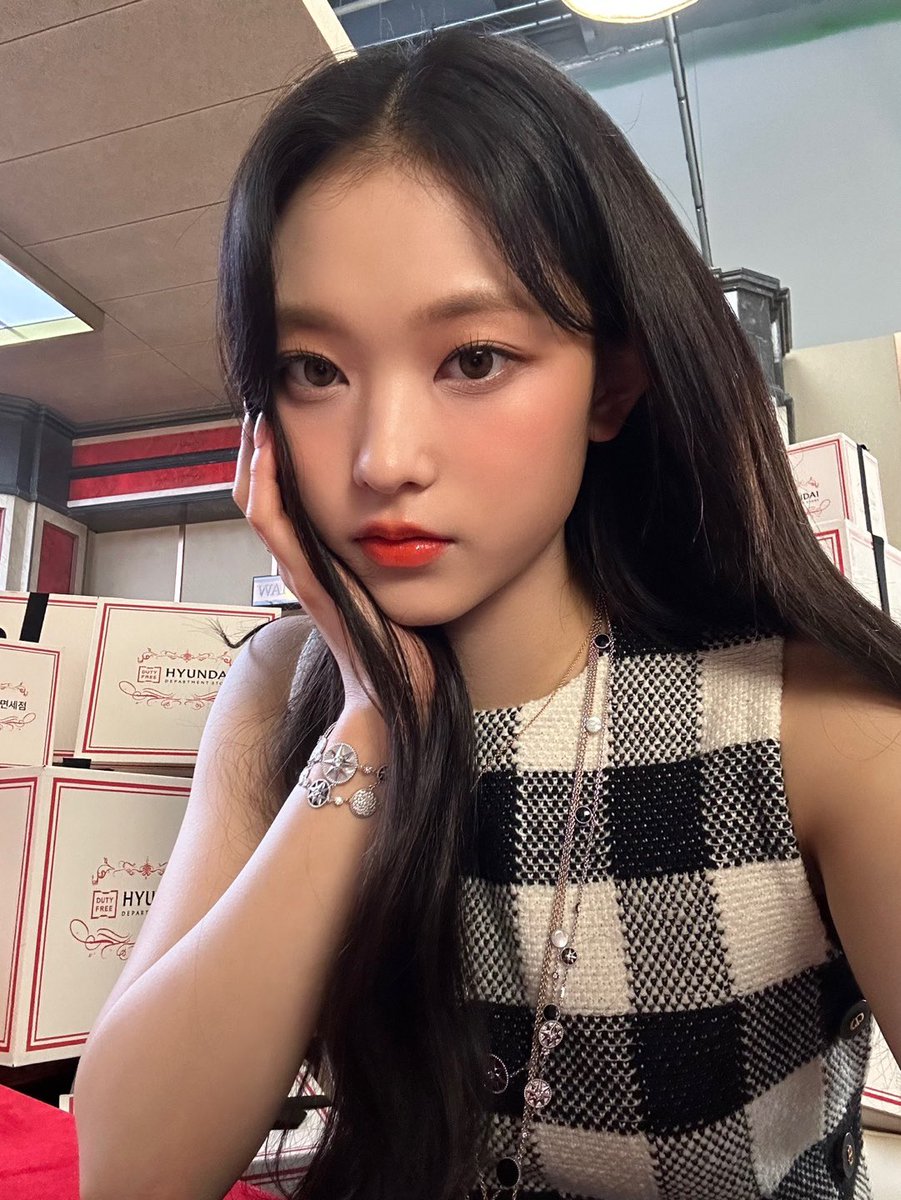 shaberuthecat's tweet photo. 🐱
🤲💕
#HAERIN #해린 #ヘリン https://t.co/WLuxLeYsZs
