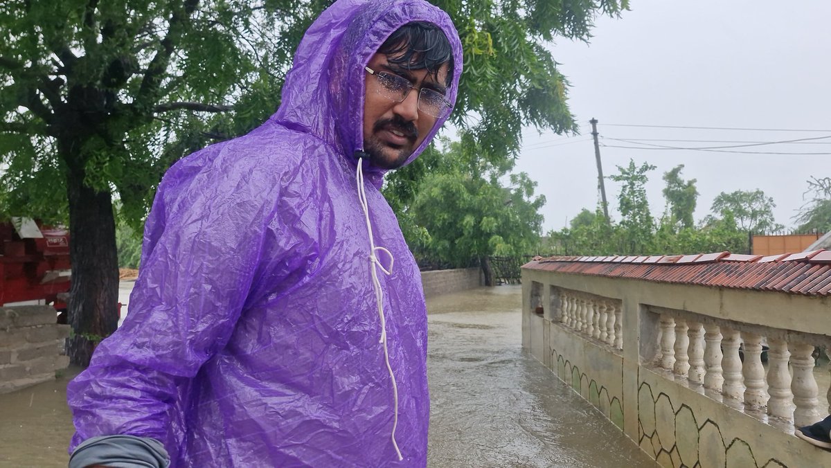 વરસાદની ગંભીર પરિસ્થિતિમાં મારા વિસ્તારના ખેતરો માં ભાગીયા તરીખે કામ કરતા ખેડૂત ભાઈઓ અને બહેનો સાથે આરોગ્ય ની તમામ સુવિધાઓ મળી રહે તેના માટે આરોગ્ય વિભાગ ખડે પગે છે. જરૂરી દવાઓ આપી સાથે પાણીજન્ય રોગચાળો ન ફાટે તેના માટે ક્લોરિનની ટિકિટઓ વિતરણ કરવા માં આવી. (ખીમાણાપાદર વાવ BK)