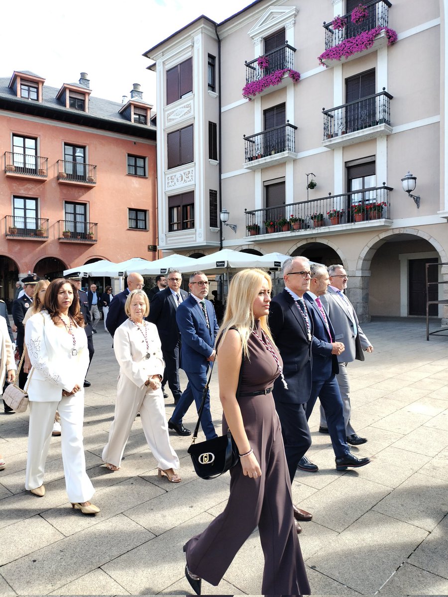 💙#Ponferrada celebra hoy el Día de la Encinina, con la tradicional procesión y misa en honor a nuestra patrona, y con la presencia del alcalde, <a href="/MoralaMarco/">Marco Morala</a>, y de miembros de la corporación.