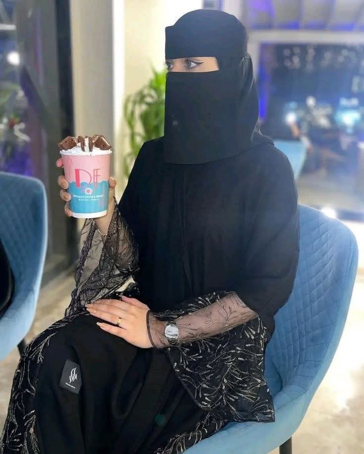 أحياناً 
 نبتعد إكراماً لمشاعرنا... لكبريائنا.. لقلوبنا..
  وحفاظاً على صورة رسمناها في داخلنا لا نريدها أن تتغير ..