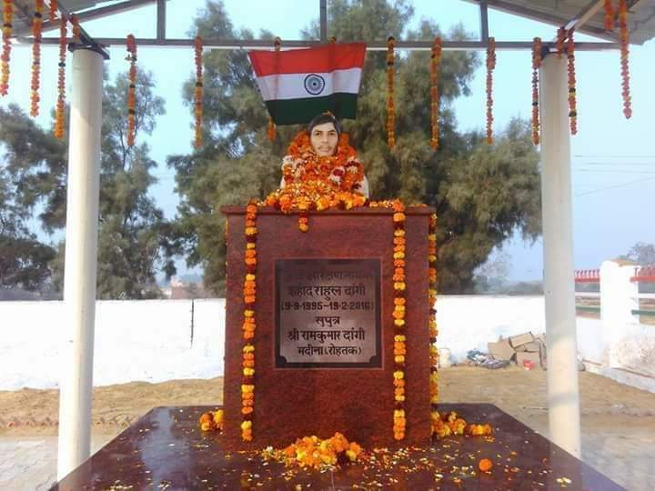 जाट आरक्षण आंदोलन में शहीद जाट भाई आनंद दांगी की जयंती पर नमन 🙏

शहीद राहुल दांगी ने 19 फरवरी को पांच गोली अपनी छाती पर खाकर क़ौम को अपने खून से सींचा था ❤️

मदीना गाँव, रोहतक के राहुल दांगी आर्मी में चयनित हो चुके थे।

Rahul Dangi
जाट वीर को शत-शत नमन् 🙏🇮🇳
#JAT 🔱 #जाट