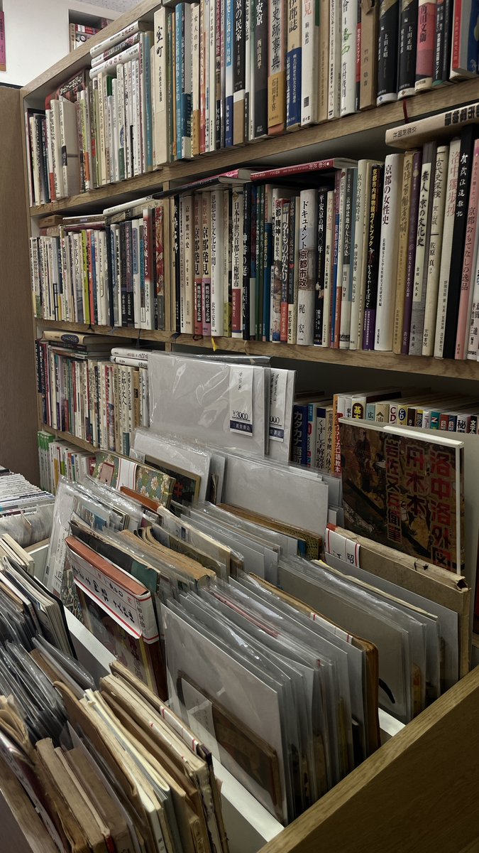 寄り道の言い訳に本棚はうってつけです。
三密堂書店は、毎日営業しております。