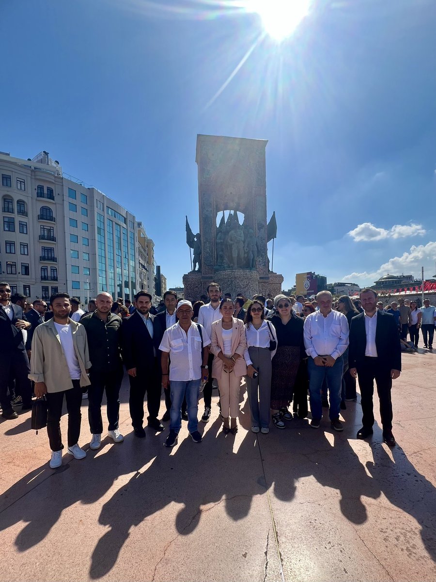 Partimizin 102.yılı dolayısıyla İl Başkanımız Özgür Çelik’in çağrısıyla Taksim’de bulunan Atatürk Anıtına çelenk sunumuna katıldık.

Kurtuluş Yok Tek Başına Ya Hep Beraber Ya Hiçbirimiz!