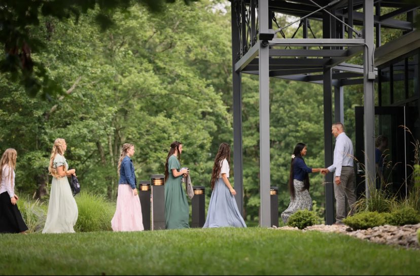 42 Vous savez, on peut vivre une prédication devant quelqu’un mieux qu’on peut lui en prêcher une. “Car vous, vous êtes des lettres écrites, lues de tous les hommes.”

63-0630M - "Le troisième exode"
Rév. William Marrion Branham
Themessage.com
#PressPlay