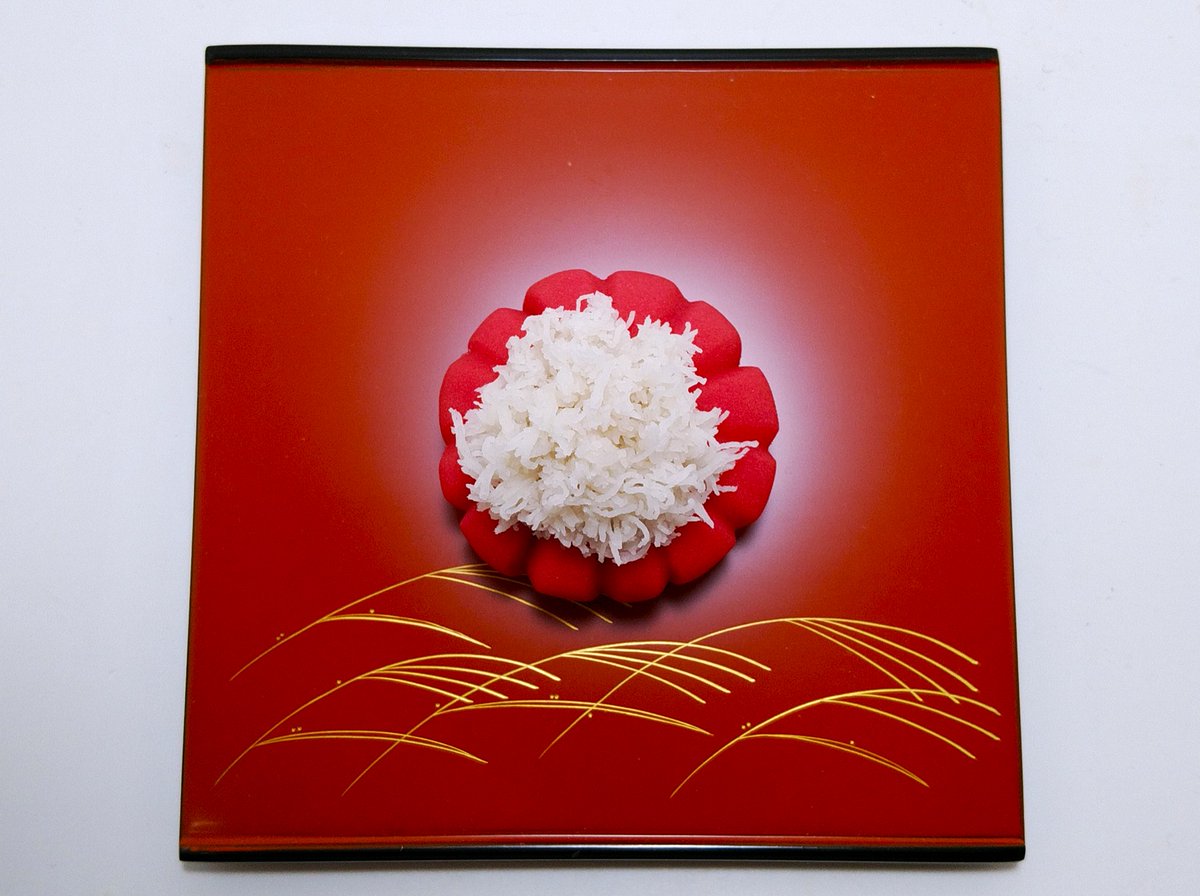 『着せ綿』には決まりが有り、桃色（緋色）の花には白い綿、白い花には黄色い綿、黄色い花には緋色の綿になるそうです。
このねり切りの菊はキッパリと鮮やかな緋色で、力強い生命力を感じさせます。そこに繊細な白いソボロの綿が載り、紅白でコレまた目出度い景色の『着せ綿』です。
芯は漉し餡。