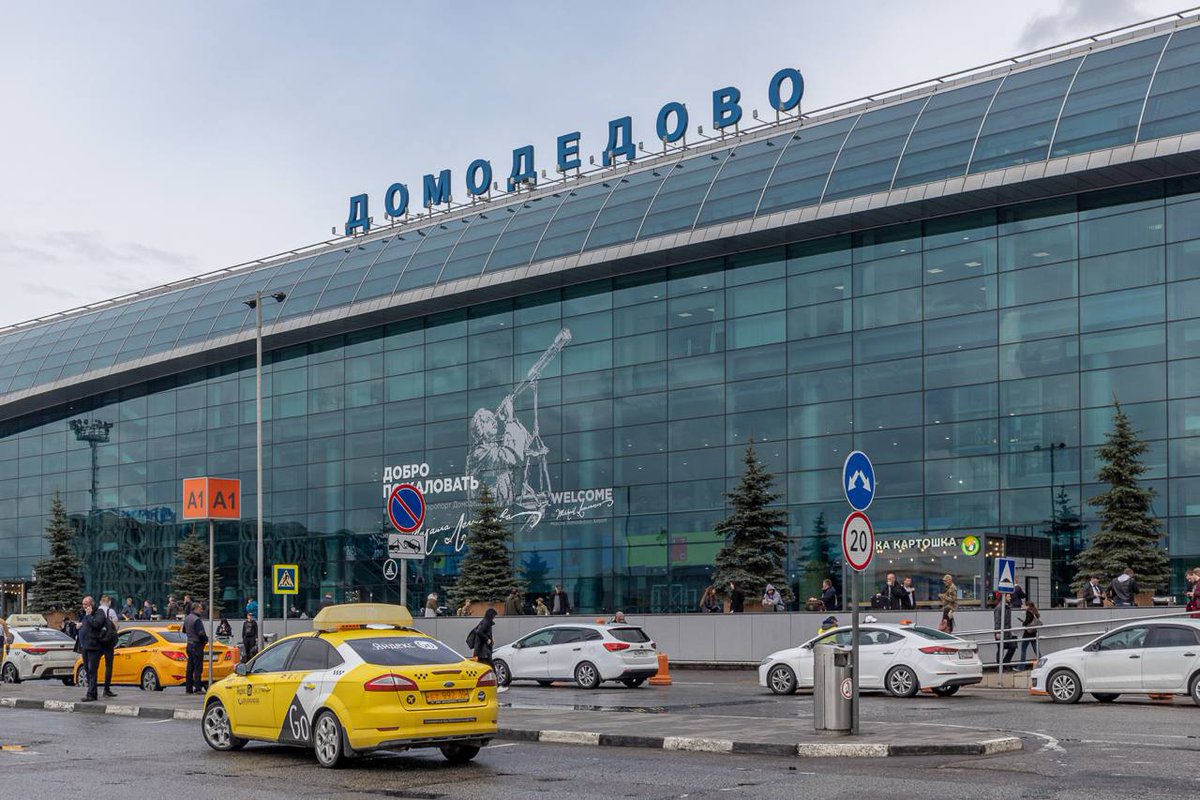 fakeofforg's tweet image. ✈️ Сначала отжать, потом «продать» — классика ФСБ

В июне суд по иску Генпрокуратуры забрал у «ДМЕ Холдинг» аэропорт «Домодедово». Формально — «в пользу государства». Реально — у бизнесменов Дмитрия Каменщика и Валерия Когана актив просто отобрали: завели уголовные дела, вывели…