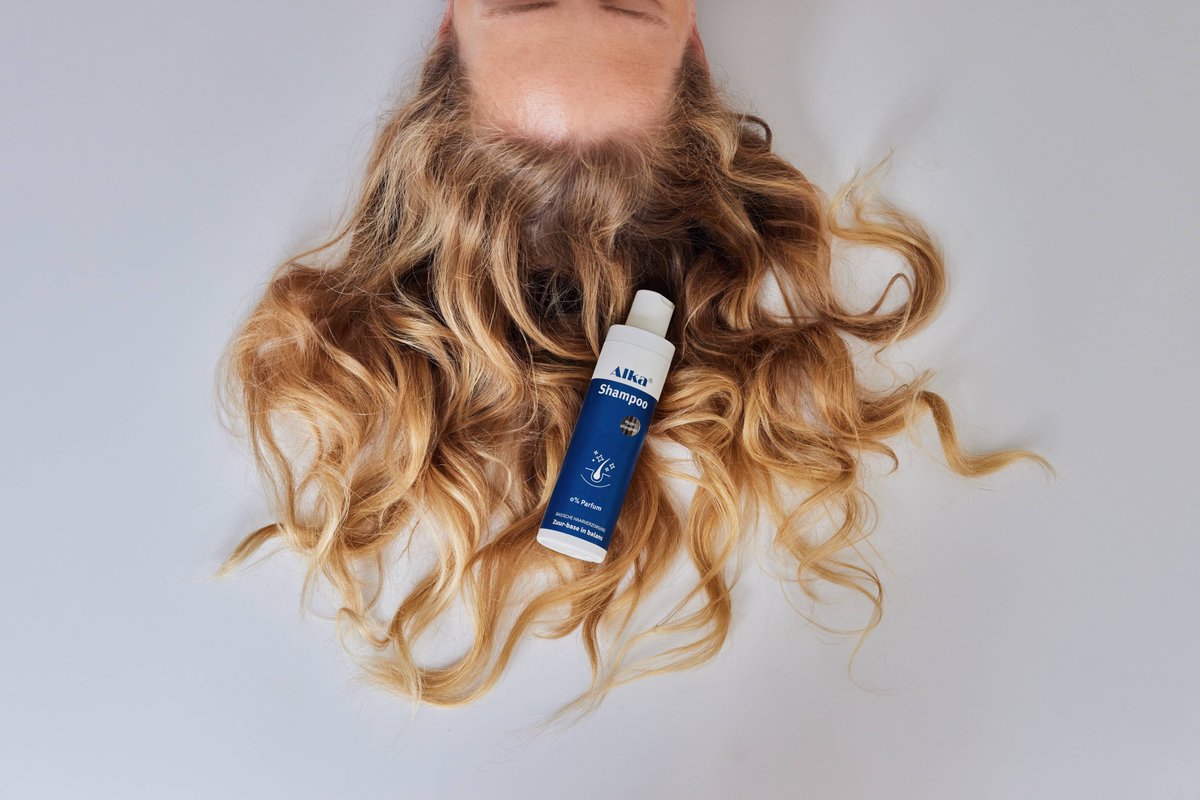 Van zon en zee naar zijdezacht. Met behulp van basische mineralen, een hypoallergene formule en biologische jojoba-olie heeft Alka® Shampoo je haar zo weer in shape.

drogistenweekblad.nl/van-zon-en-zee…