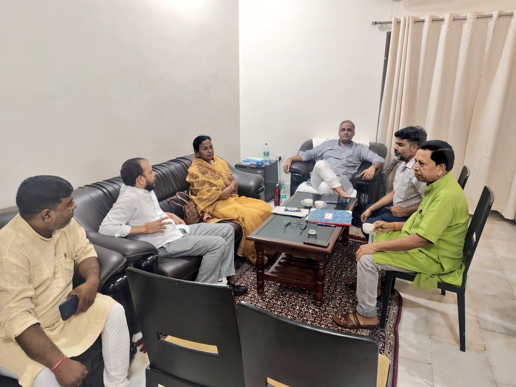 आज जामताड़ा सर्किट हाउस में विभिन्न सामुदायिक (NGO) एवं सामाजिक संगठनों से मुलाक़ात कर संगठन सृजन अभियान को लेकर सार्थक चर्चा हुई ।
कांग्रेस जिलाध्यक्ष चयन को लेकर सभी ने अपने-अपने महत्वपूर्ण सुझाव दिए ।
साथ में प्रदेश के पर्यवेक्षक भी उपस्थित रहे ।
#संगठन_सृजन_अभियान