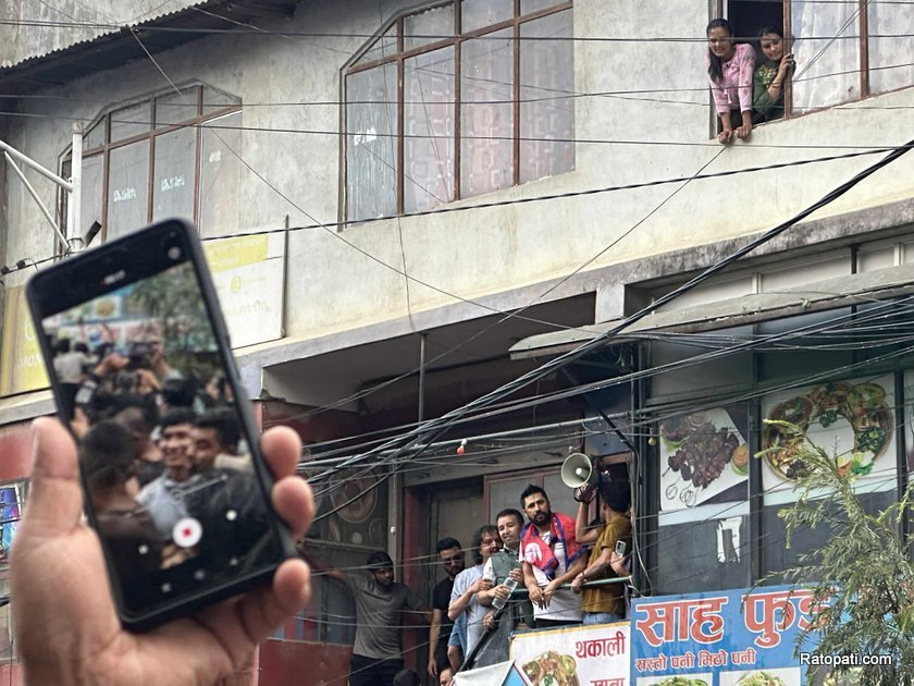 🚨 ब्रेकिंग: जनआंदोलन की लहर में रवि लामिछाने जेल से रिहा, प्रदर्शनकारियों ने छुड़ाया

काठमांडू | 9 सितंबर 2025 | भारत समाचार विशेष
नेपाल के बहुचर्चित नेता और पूर्व पत्रकार रवि लामिछाने को Gen-Z आंदोलनकारियों ने मंगलवार को नख्खु कारागार से मुक्त करा लिया। यह घटनाक्रम उस समय घटा