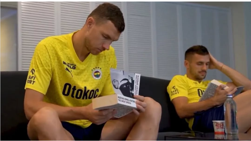 blackpage_g's tweet photo. "Kerem ile Mert adlı şahıslara şaşırmayın. 
Çetnik selamı veren Tadic ile Bosnalı Dzeko'yu yan yana oturtup Nutuk tutuşmuşlardı ellerine. Konuyla hiç bağlantısı olmadığı halde Atatürk ve Nutuk ile duygu sömürme fırsatı gibiydi. Tıpkı stadın adını Atatürk yapacaklarını söyledikleri gibi. Şimdi Chobani.

Bazıları için; kutsallar, milli değerler, inançlar, felsefeler sadece PR veya photo opportunity içindir
"