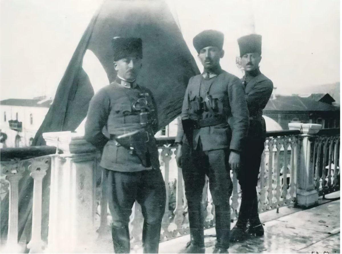 İzmir'e giren İlk Türk subayı

     Büyük Taarruz'un son safhasında İzmir'e ilk olarak Yüzbaşı Şerafeddin Bey'in birlikleri girdi. Birlikler, 9 Eylül saat 10.30'da hükümet konağına ulaştılar. Binaya giren Yüzbaşı Şerafeddin Bey, yüzündeki yaranın kanına bulaşan bayrağı gözyaşları