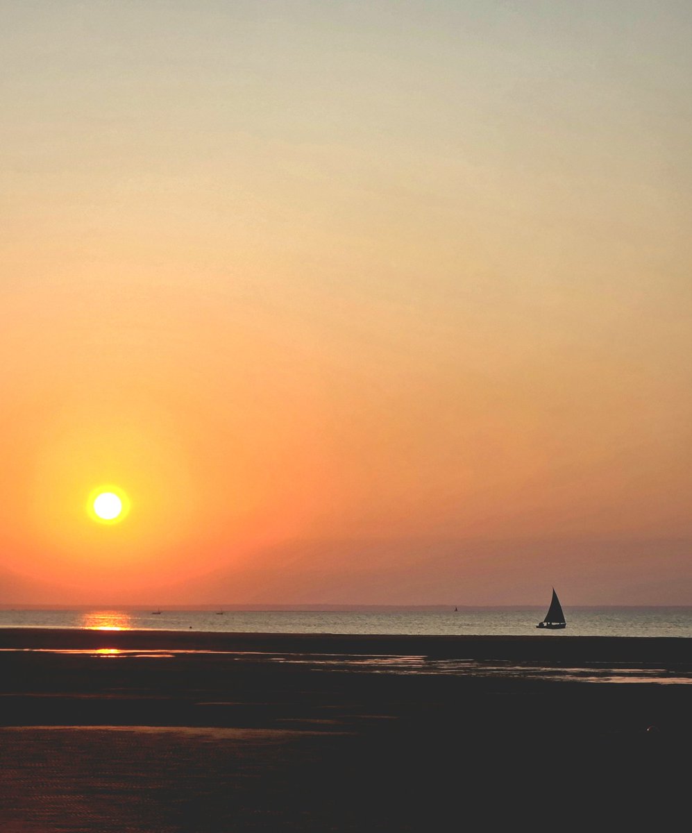 The evening sky from the pool deck: A daily masterpiece.....

#sunsets #goldenhour 
#barefootluxury #Mozambique #BazarutoArchipelago 
#luxuryvacation #privatebeachretreat #villarental #exclusiveusevilla #romanticgetaway 
#multigenerationaltravel