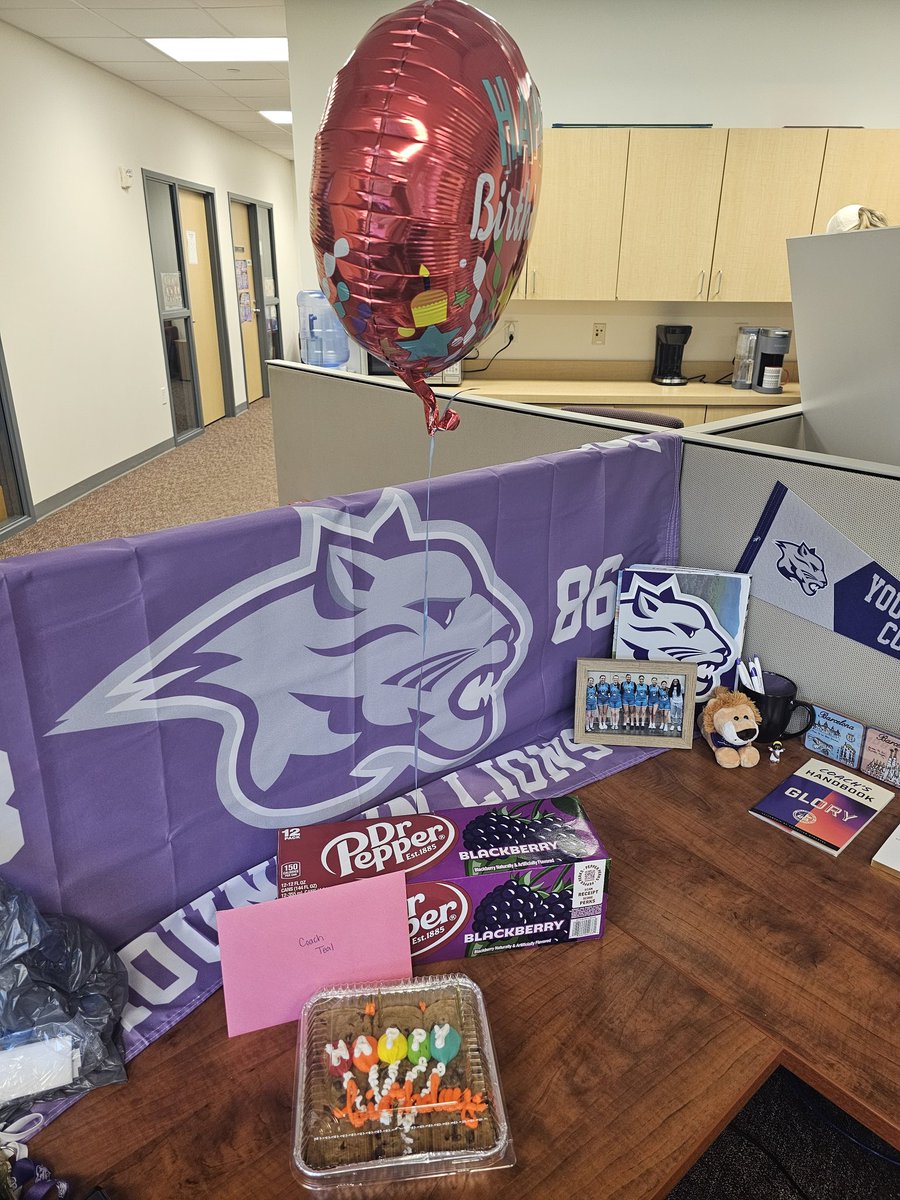 CoachTealDavis's tweet image. What a way to start my favorite day! Love our family! Thank you @Coach_Huffman11 and @ACcruce for the surprise! #27