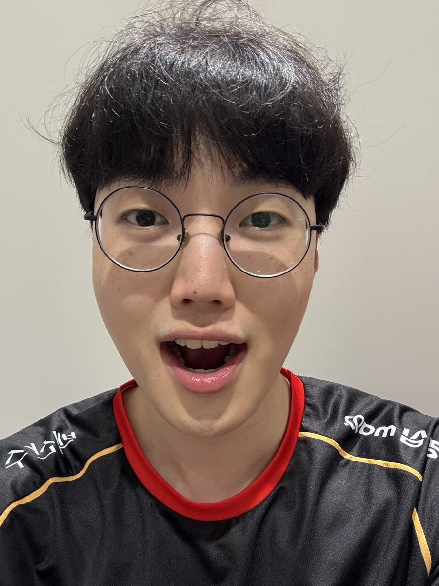 voxonJUG's tweet photo. 제일 멋있다고 생각하시는 포즈로 찍어주세요
ㄴ🍄🟫: 멋있는 포즈요?
#NS_Burdol #Burdol #버돌 https://t.co/cPOJfo18VX