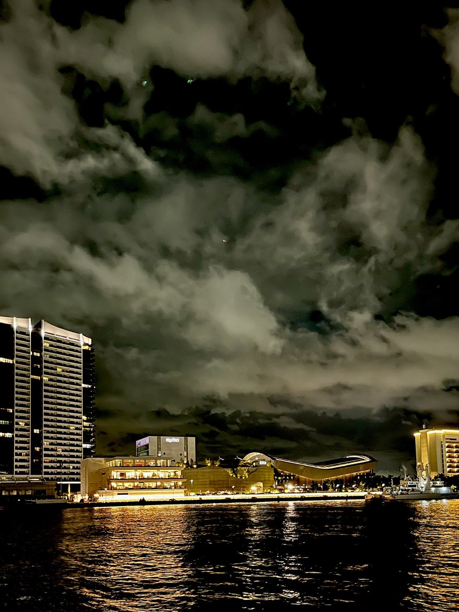 "Journey's Log"

旅の夜。

晩餐の余韻を胸に､南京町からメリケンパークまで駆けてみた。

街の光を抜け､目の前に広がったのは息をのむほどの夜景。

胸が高鳴る。

旅はいいですね。

こんなに心を揺さぶるのだから｡

#旅ラン #出張ラン #夜ラン #観光 #神戸