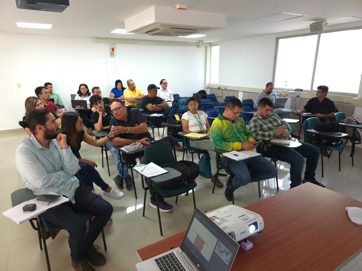 SENA_Tolima's tweet image. 💛 Fortalecemos competencias en la selección de abejas reinas y zánganos, así como en procesos de inseminación artificial, para seguir construyendo un sector apícola más competitivo y sostenible.

#SENA #FormaciónQueTransforma #Apicultura