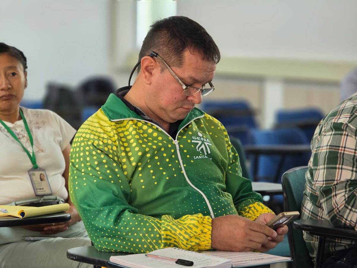 SENA_Tolima's tweet image. 💛 Fortalecemos competencias en la selección de abejas reinas y zánganos, así como en procesos de inseminación artificial, para seguir construyendo un sector apícola más competitivo y sostenible.

#SENA #FormaciónQueTransforma #Apicultura