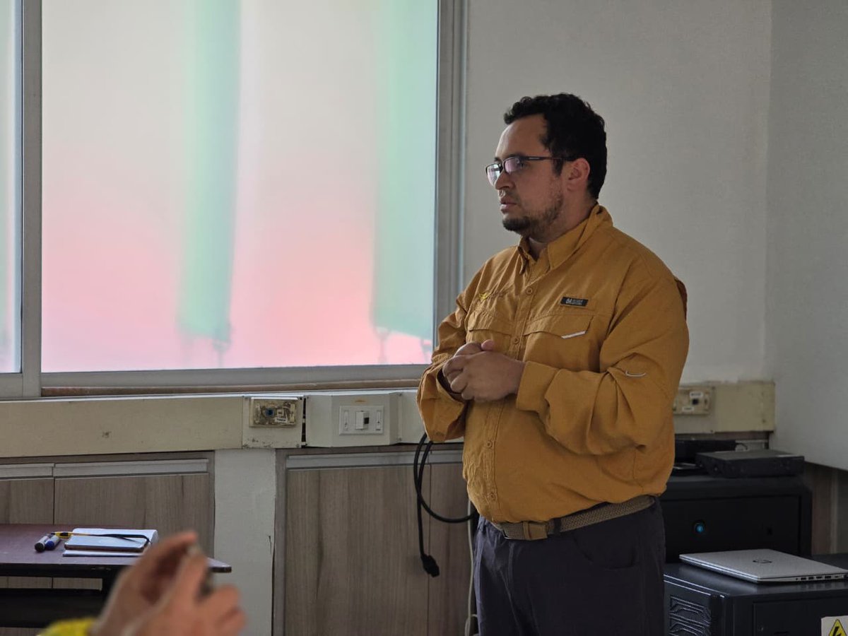 SENA_Tolima's tweet image. 💛 Fortalecemos competencias en la selección de abejas reinas y zánganos, así como en procesos de inseminación artificial, para seguir construyendo un sector apícola más competitivo y sostenible.

#SENA #FormaciónQueTransforma #Apicultura