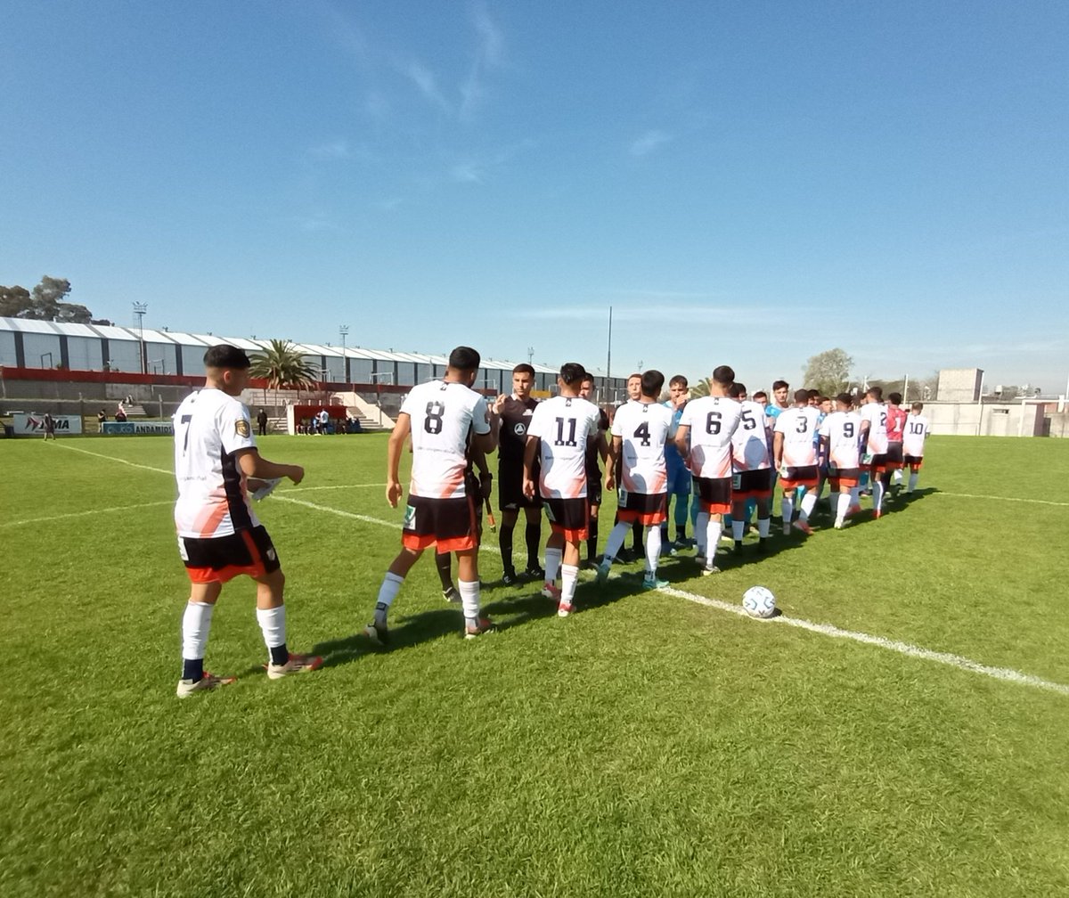 #PrimeraC Empate por dos cabezas: 

Lugano igualó 2-2 ante JJ Urquiza en el cierre de la etapa regular del certamen. El Naranja pudo llegar al empate sobre el final del encuentro por dos certeros cabezazos.

⚽ Alejandro Noriega
⚽ Joel Borau