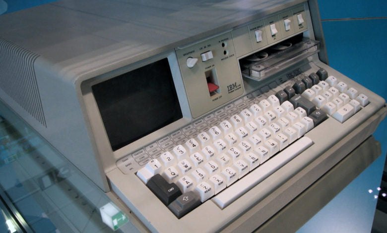 RetroAndreiBlog's tweet photo. IBM 5100, released in 1975 - a 25 kg "portable" computer. Programs were stored on huge cassettes, but the real highlight was the toggle switch: BASIC or APL, selected in hardware.
#RetroComputing #VintageComputers #IBM5100 #APL #BASIC https://t.co/VJE4CVueuB