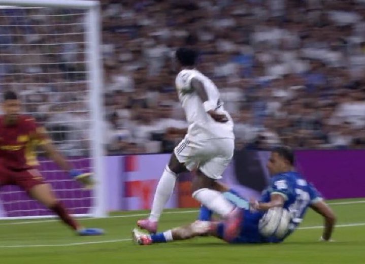 RkFutbol's tweet photo. Hi supporting arm is on the other side you f*cking d0nkey https://t.co/GP5DQgR7Bu