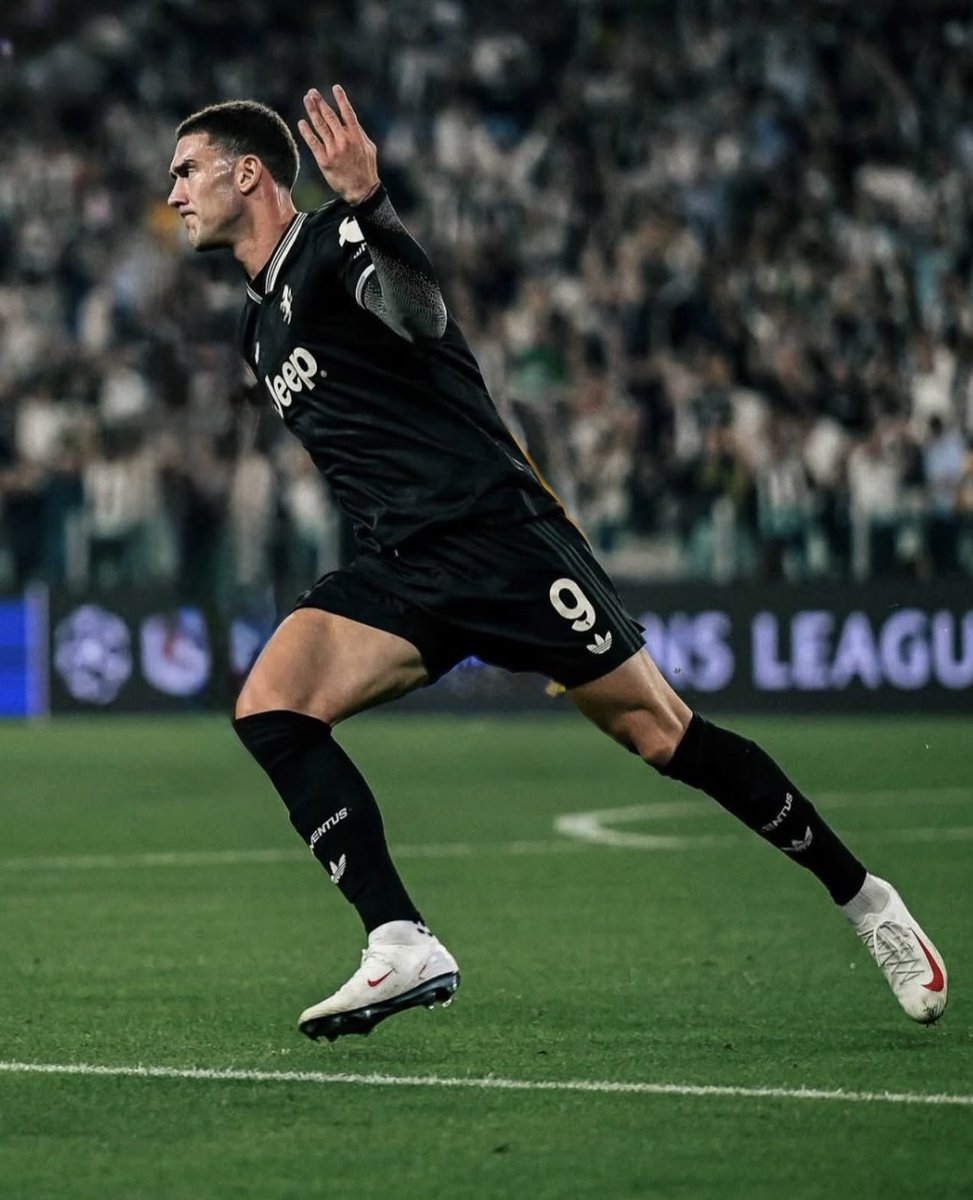 Ah, se la Juve avesse messo in campo anche il portiere. Però male: 2 tiri facili dal limite e Thuram non può perdere quella palla. Bella reazione e #Vlahovic Un’occhiata #Tudor alla difesa 7gol in 2 partite. Comunque meglio di tante altre volte 
#JuventusBVB #ChampionsLeague