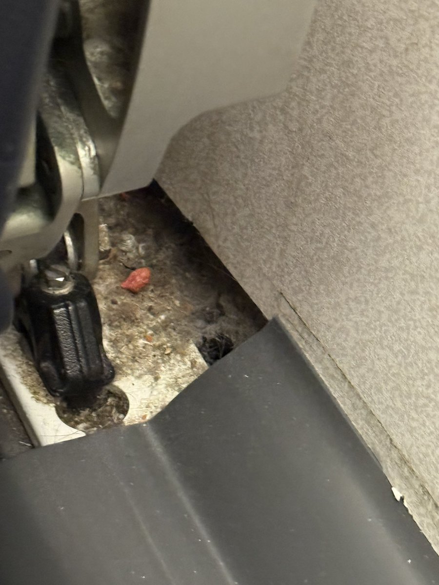 Can someone explain to me why the plane I was on from ORD to BDL hadn’t been cleaned, for what appears to be sometime 🤢🤮 <a href="/AmericanAir/">americanair</a>