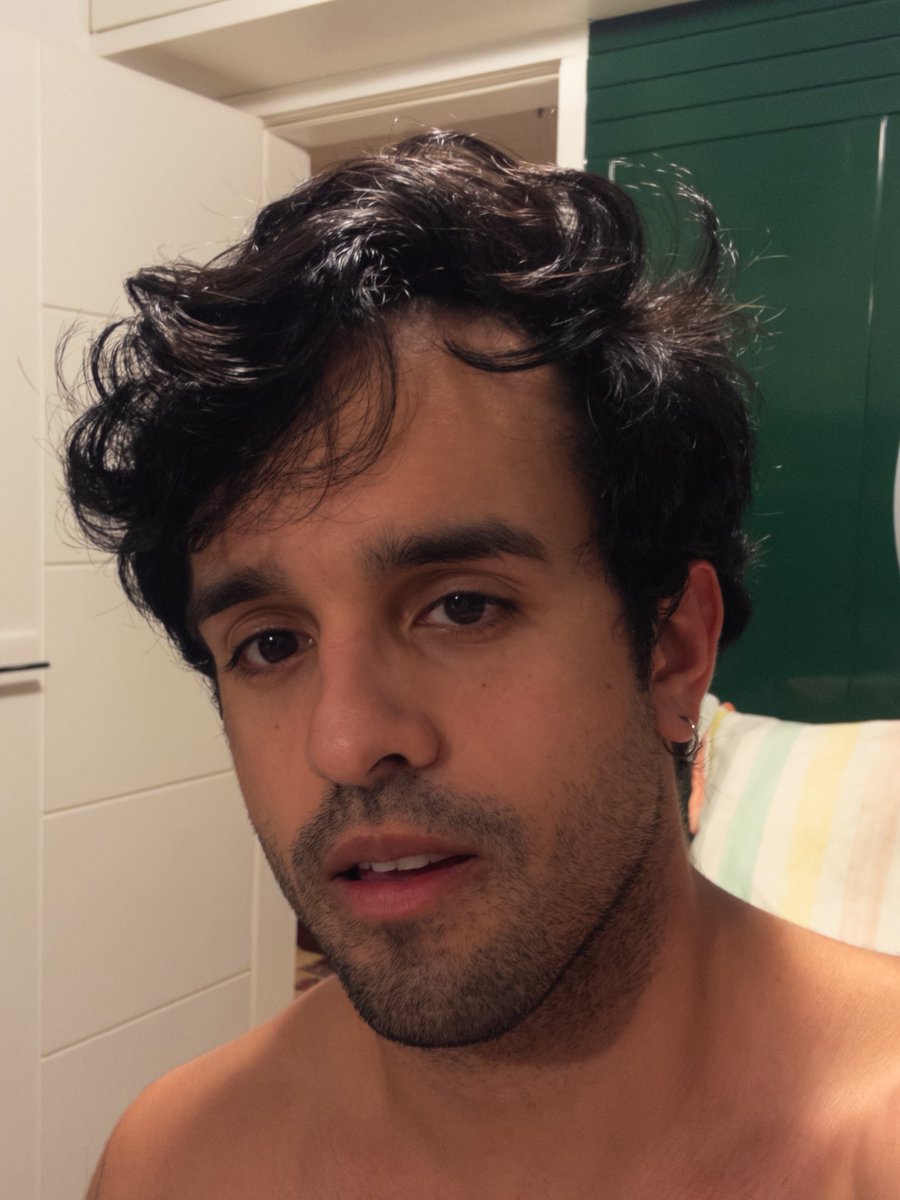 simpedroevoce's tweet photo. mds, agora eu entendi por que que os produtos da kérastase são caros kkk olha como meu cabelo tava hoje a tarde e olha como ficou depois de usar a primeira vez agora a noite https://t.co/SJzjRvmMc4