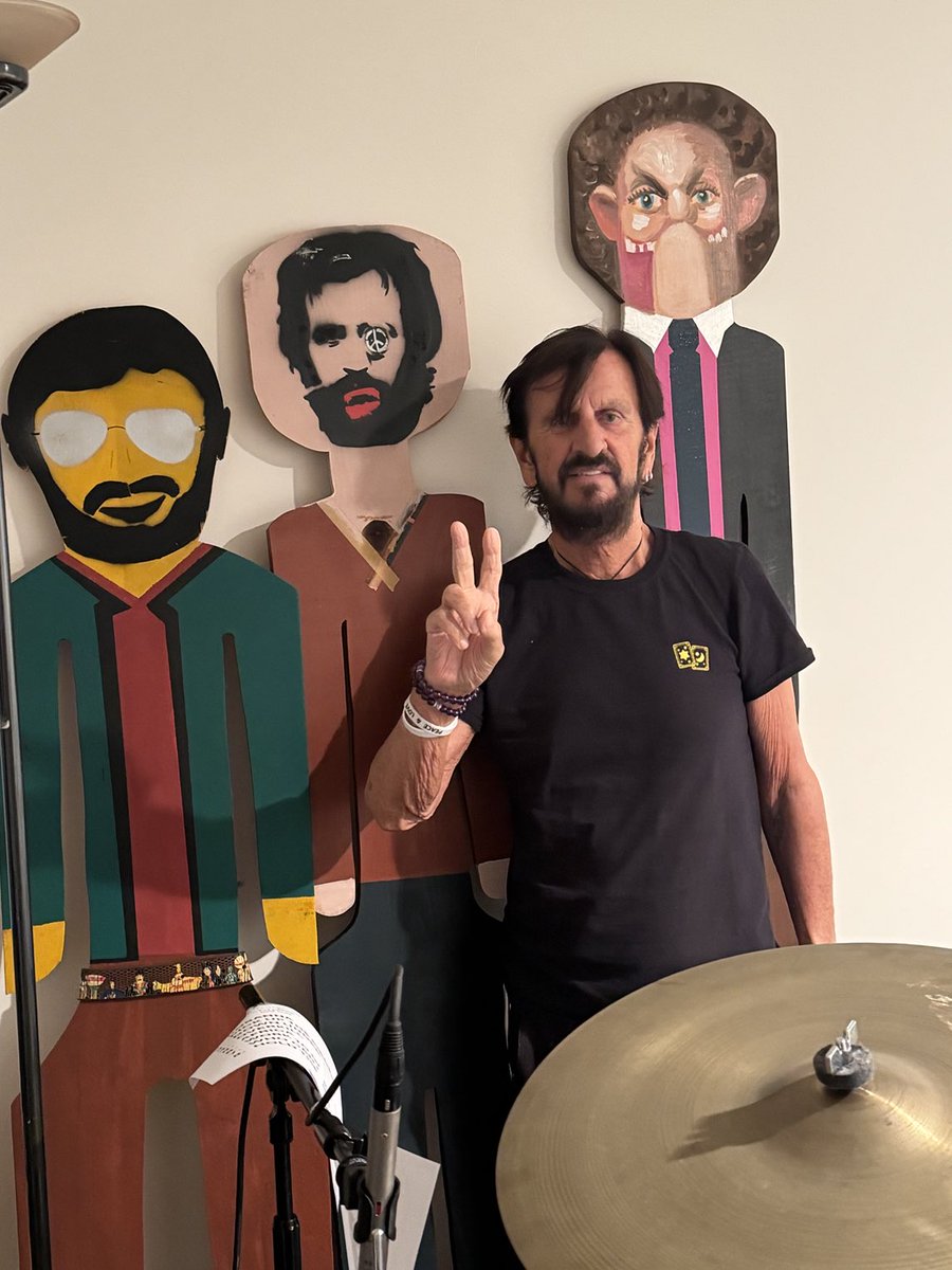 ringostarrmusic's tweet image. Ringo and his other band peace and love everybody. I’m having a good time on the road peace and love  Ringo. 😎✌️🌟❤️🎶🥦🍒🌈🎼🌻☮️