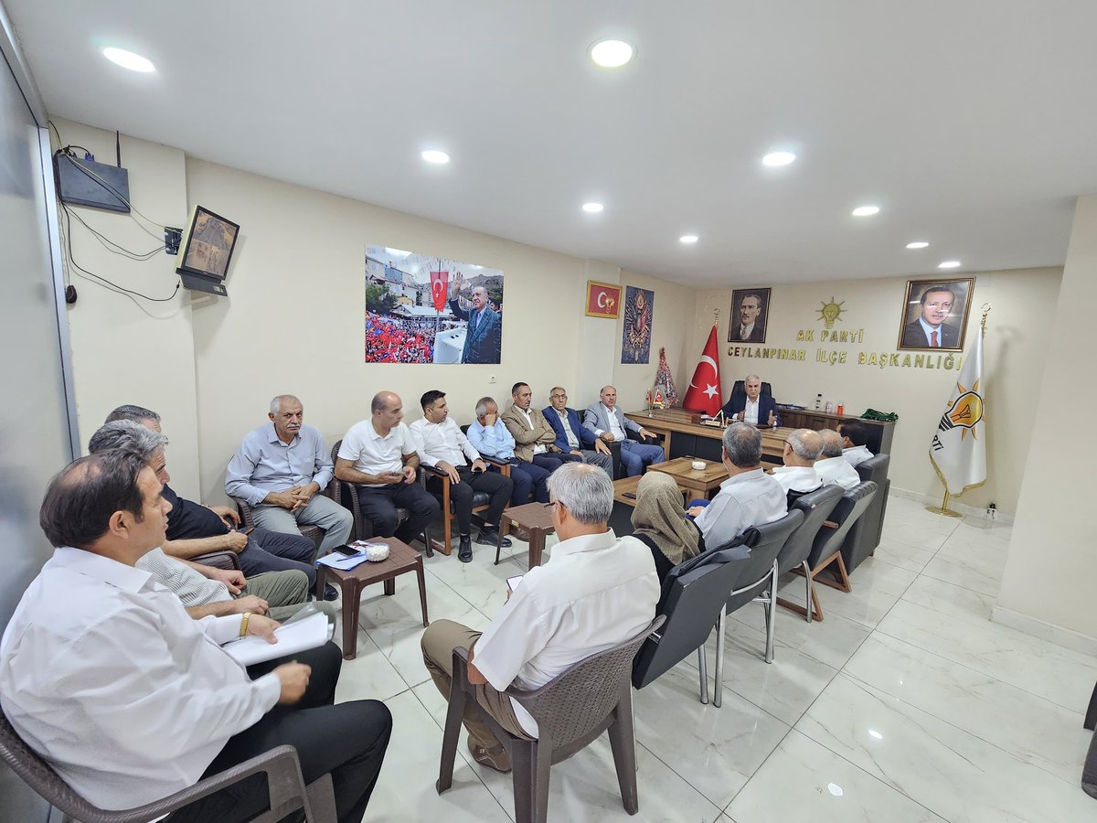 IHSANDEGIRMENC's tweet photo. Bugün Ak Parti İlçe Başkanlığımızda Eylül Ayı Haftalık Yönetim Kurulu toplantısıını gerçekleştirdik.  Toplantıda Yönetim Kurulu Üyelerimiz ile birlikte İlçemizde Karşılaştığımız her sorun ve fikirleri istişare ederek ortak akıl ile çözüme ulaştırmanın yollarını arıyor, milletimiz için en doğru adımları atmaya devam ediyoruz.”  Toplantımız Hayırlara Vesile olmasını Yüce Allahtan Niyaz eder halkımıza ve ilçemize hayırlı olmasını dilerim. 
@CYAZMAC @abuyukgumus @bybekirbozdag @milhamigunbegi @ProfDrDusak @ibrahimeyyupogl @malicevheri @HikmetBasak_63 @AKPART006 @akpartiurfa