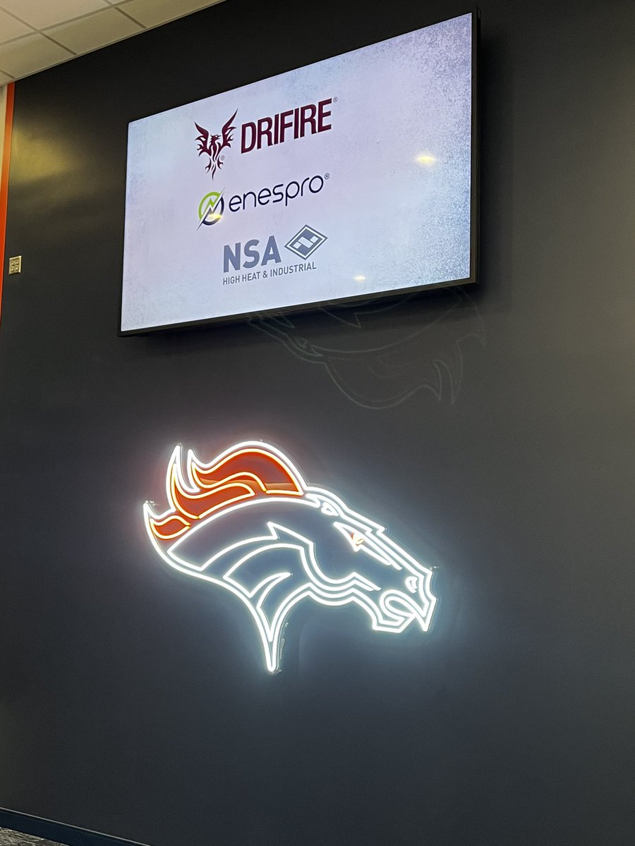 thinkNSA's tweet image. Inside the NSA x 3M Social Event!
Guests at Empower Field connected with safety pros, enjoyed stadium views, and met Miles the Mascot! Great conversations, memories, and new connections all around.
#NSCExpo #WorkplaceSafety #NSA #DRIFIRE #EnesproPPE #3M #NetworkingEvent