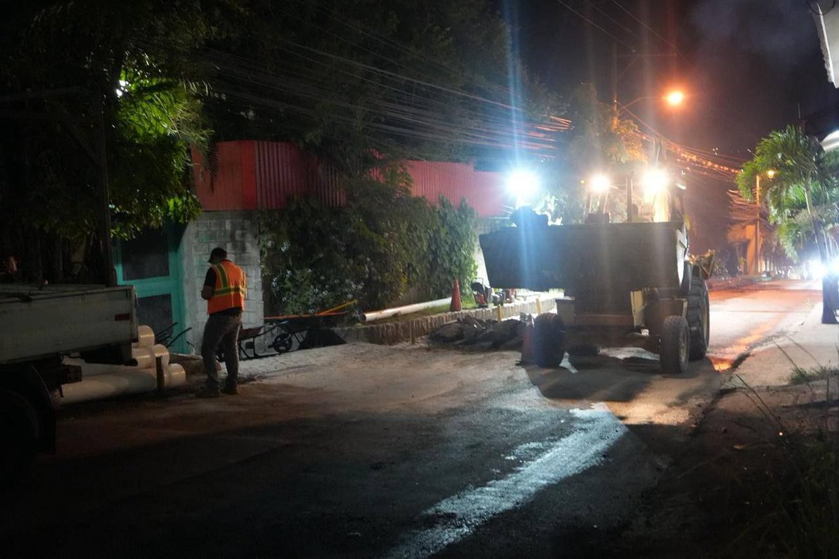 Con trabajos nocturnos impulsamos el desarrollo de nuestra capital 🚧

Con concreto hidráulico, estamos rehabilitando y transformando las calles de la aldea Las Casitas para brindar vías dignas y seguras a las y los capitalinos. 🛣️🚗🚌

Porque lo hecho con el corazón está bien