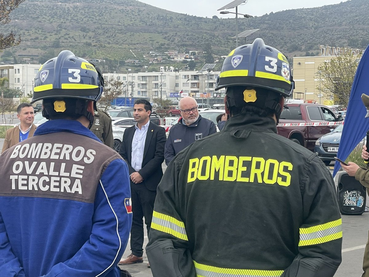 DPPLimari's tweet image. DPP #Limarí Eduardo Alcayaga, participó de una actividad conjunta de Carabineros, municipio, Instituto Médico Legal, Bomberos y SAMU, de una actividad llamada “Que tú 18 no termine con nosotros”. Visibilizando las consecuencias graves de la conducción irresponsable#porun18seguro