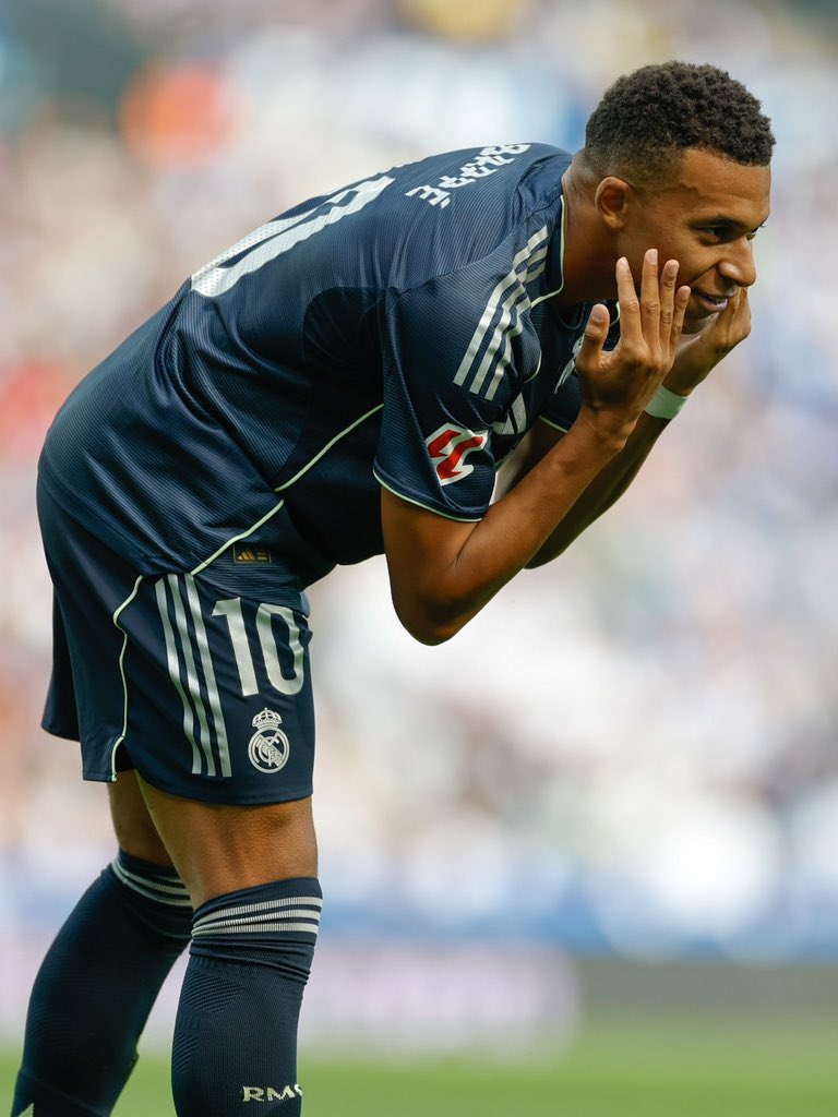 لو حد دق عليك الباب تراه برشلوني بيحاول يثبت انها مش ضربة جزاء لريال مدريد 
شوته من قدام الباب وكمل نوم عادي
#ريال_مدريد