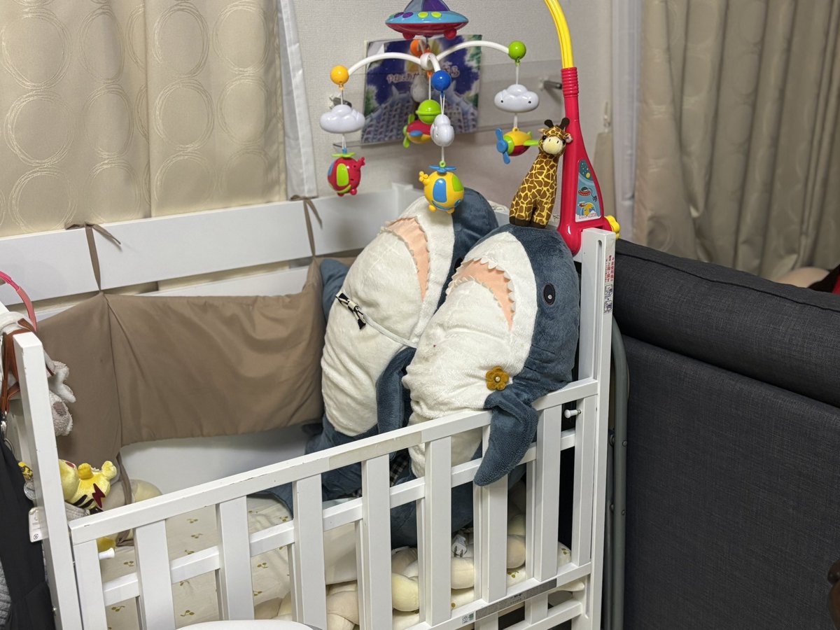 10Ymk's tweet image. 我が家にAIペットをお迎えしました🙌
名前は"もくもくちゃん"と娘が名付けました✨

サメたちも不思議そうだ☺️

#ikeashark #shark #サメ
#IKEAのサメ
#AIペット　#モフリン　#CASIO