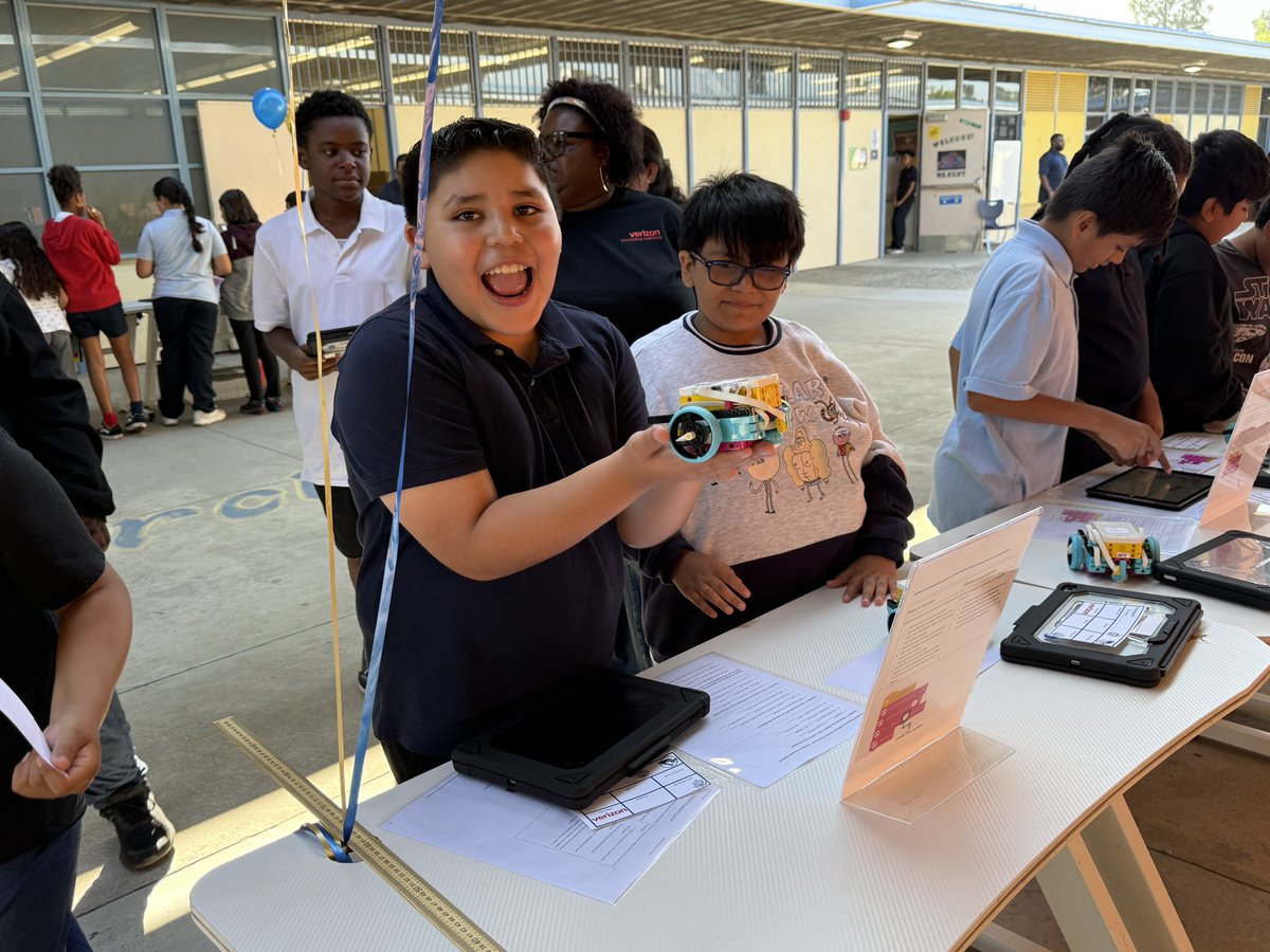 ComptonUnified's tweet photo. 🎉 Big day at @bursches1! 📱💻 Today, 120 5th–8th grade scholars received new internet-connected devices thanks to @dpvils and @DigitalPromise. 👏🏽🙌🏽

#ComptonUnified #STEMEducation #FutureReady #DigitalEquity #VerizonInnovativeLearning #DigitalPromise #ComptonPride https://t.co/Ybf5bw25wy