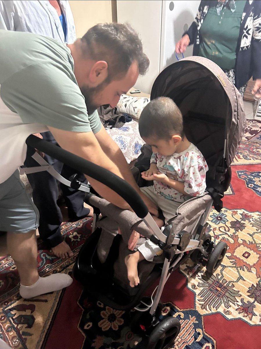 Dilara’dan güzel haber geldi: Tedaviye yanıt vererek yeniden görmeye başladı. Süreci başından beri takip eden Dinçer Azaphan, ailenin kira ve ev eşyası ihtiyaçlarını karşıladığını belirterek, “Dilara iyileşti, artık görebiliyor. Hayatında her şey gönlünce olsun, seni çok