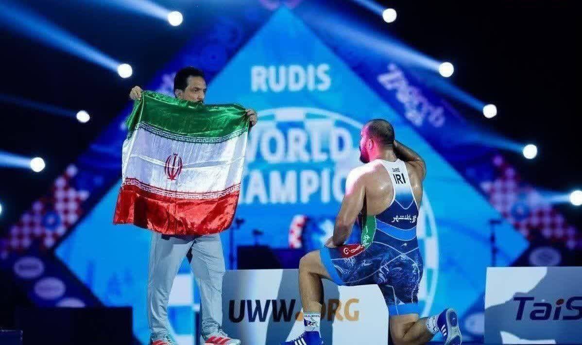 🔵 در روح و جان من میمانی ای #وطن🇮🇷

تیم ملی کشتی آزاد #ایران بعد از ۱۲ سال و یک روز قبل از پایان مسابقات #قهرمان جهان شد..

🪧#پرچم_بالاست
🪧#جانم_وطن