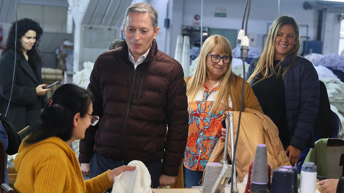 Recorrí la fábrica de la empresa Textilana S.A. (Mauro Sergio), en #MarDelPlata, y dialogué con su propietario sobre la situación que atraviesa la industria textil en nuestro país. La apertura indiscriminada de importaciones está afectando fuertemente al sector y poniendo en