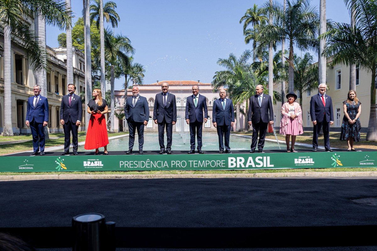 LulaOficial's tweet image. ACORDO MERCOSUL-EFTA ASSINADO 📝

Hoje o ministro Mauro Vieira liderou, no Rio de Janeiro, uma Reunião com os Chanceleres do Mercosul, no contexto da presidência brasileira do bloco. Esta reunião contou com a presença do vice-presidente @geraldoalckmin e de representantes da…