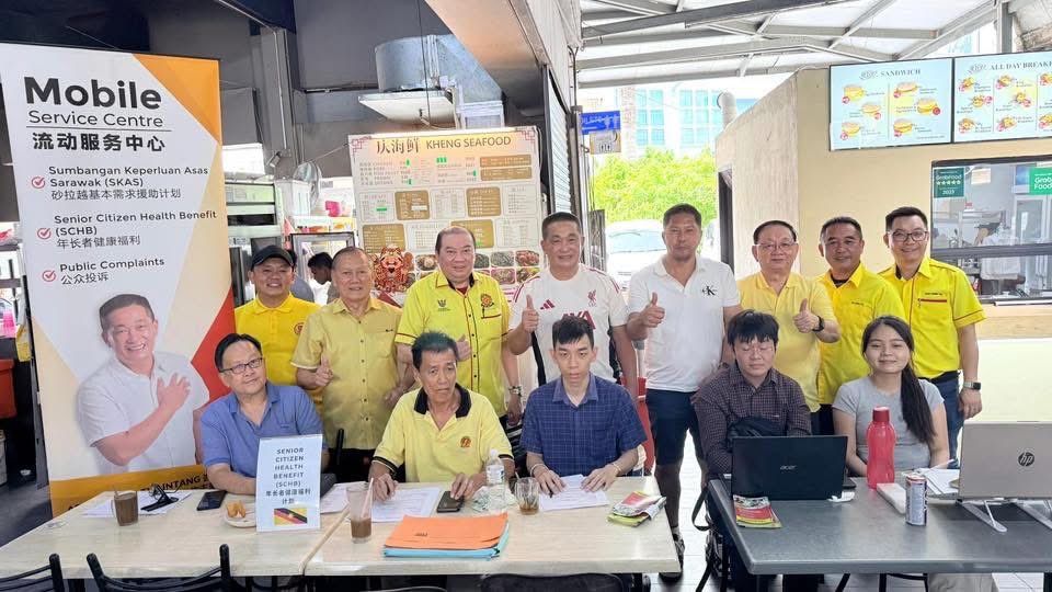 simkuihian's tweet photo. #嗡嗡嗡 #bersamamu #人联党/#砂政盟 民间流动服务柜台｜ 

Thank you very much “busy bees” for coming together at the mobile service counter #Service2U helpdesk set up at your local kopitiams in the Malaysia Day public holiday long weekend. https://t.co/z7HPf3T8FB